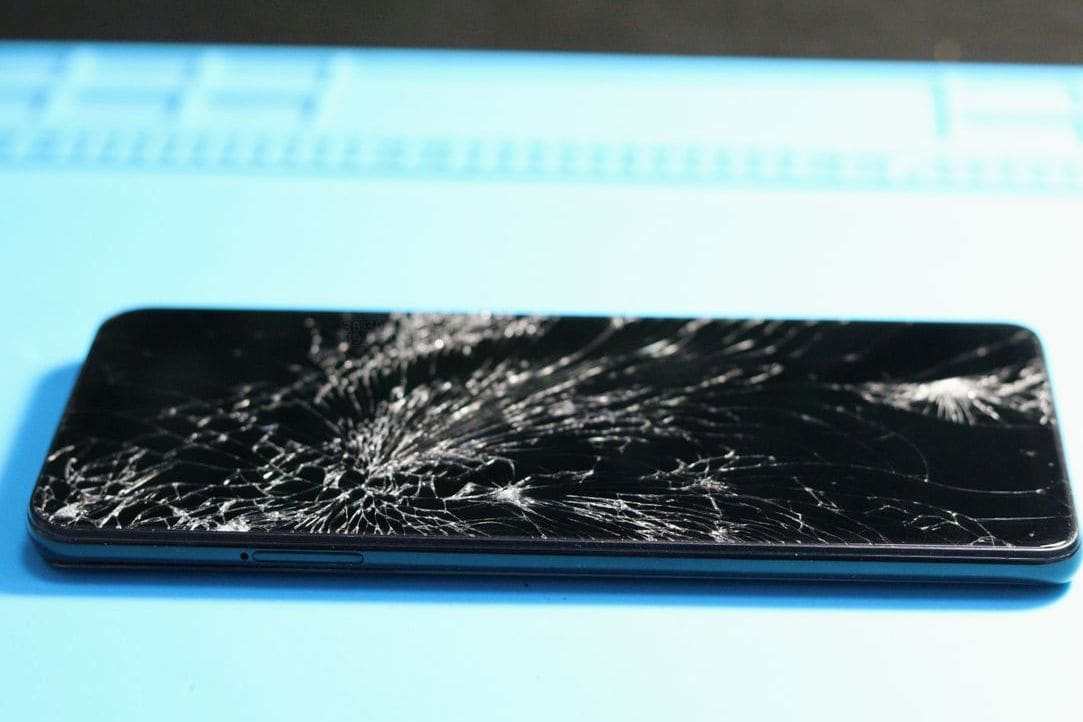 スマホの画面割れを見つけたら、まず確認したいこと