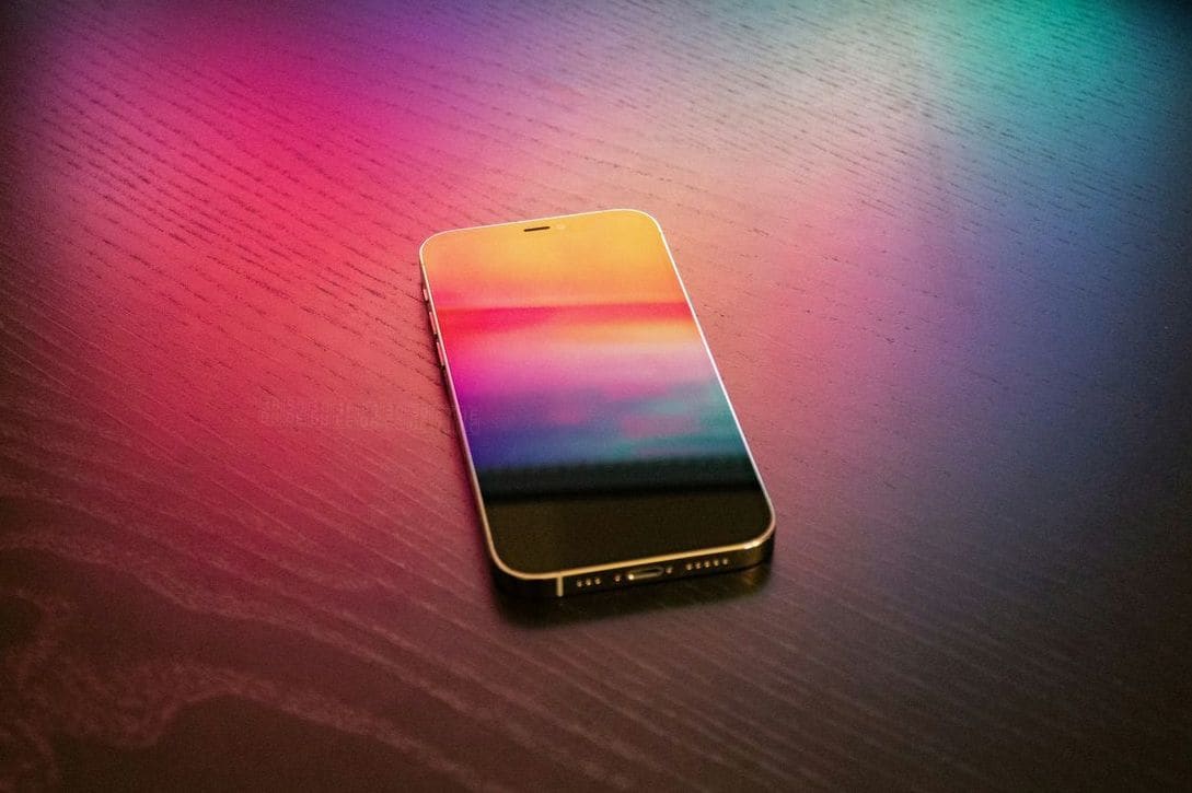 水没したスマホ、電源を入れる前に知っておきたい対処法